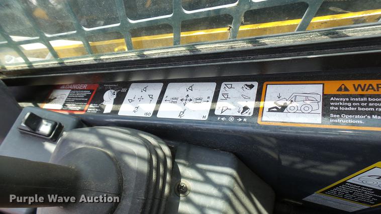 image for item DX9367 2016 John Deere 323E skid steer