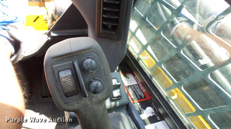 image for item DX9367 2016 John Deere 323E skid steer