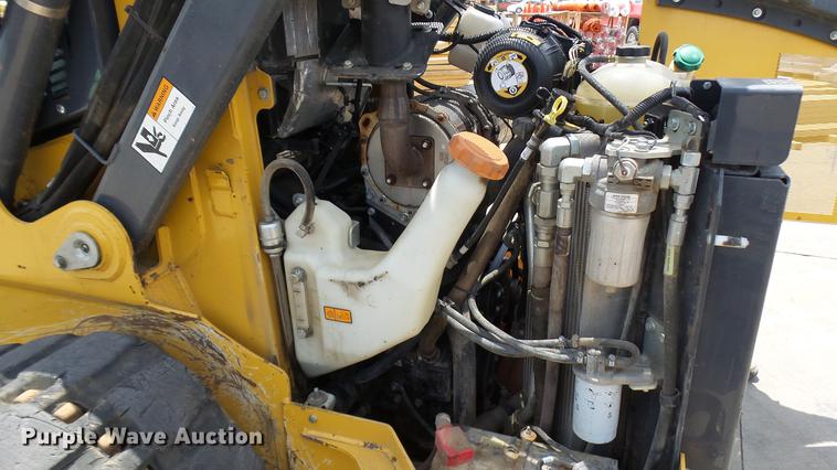 image for item DX9367 2016 John Deere 323E skid steer