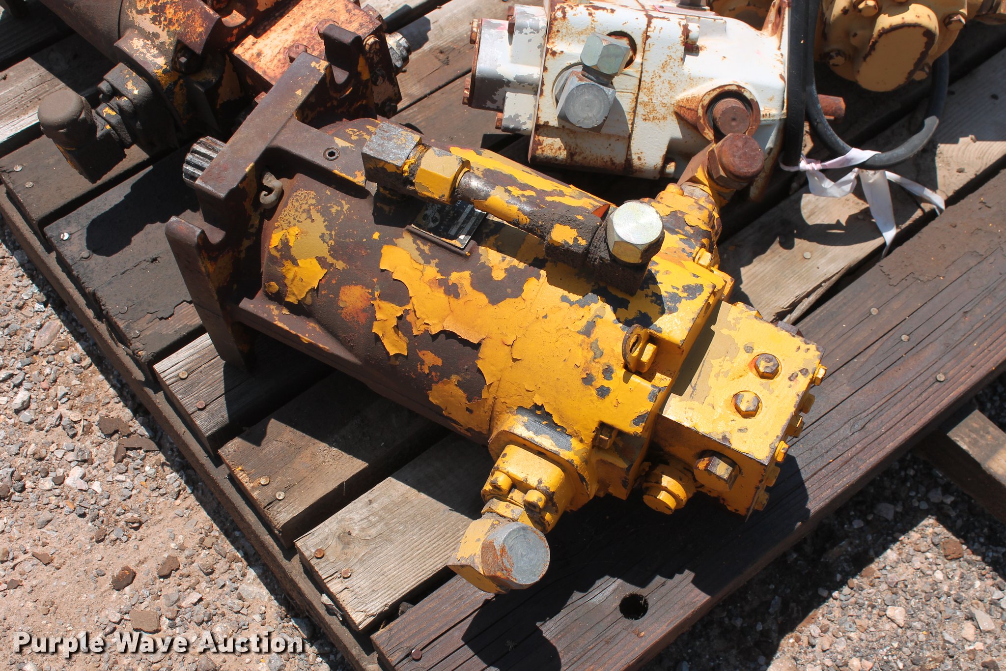 (5) hydraulic pumps in Edmond, OK Item DZ9963 sold Purple Wave