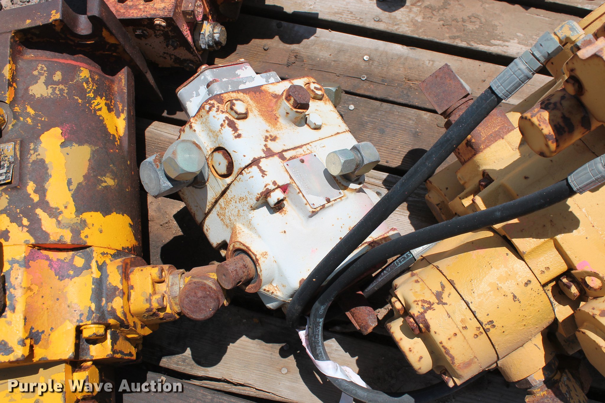 (5) hydraulic pumps in Edmond, OK Item DZ9963 sold Purple Wave