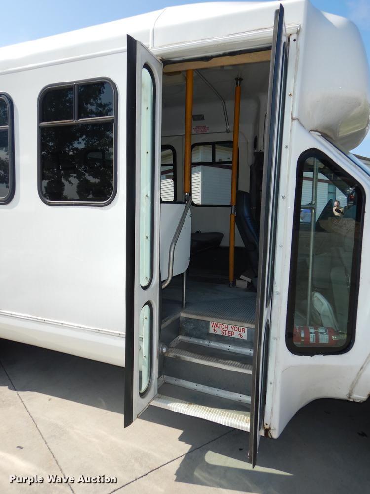 image for item DB8388 1999 Ford Econoline E450 Super Duty Eldorado shuttle bus