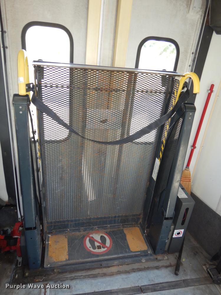 image for item DB8388 1999 Ford Econoline E450 Super Duty Eldorado shuttle bus