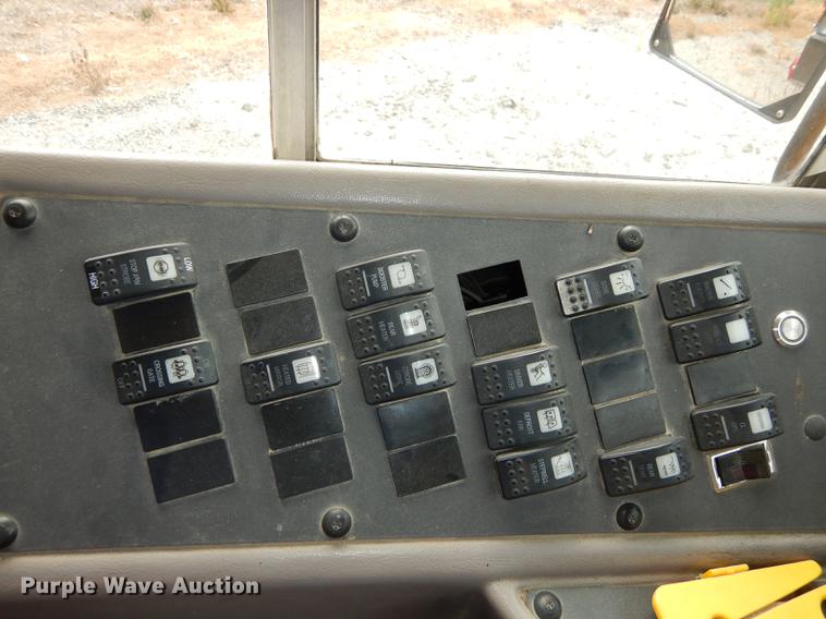 image for item DB8389 2004 International CE300 school bus