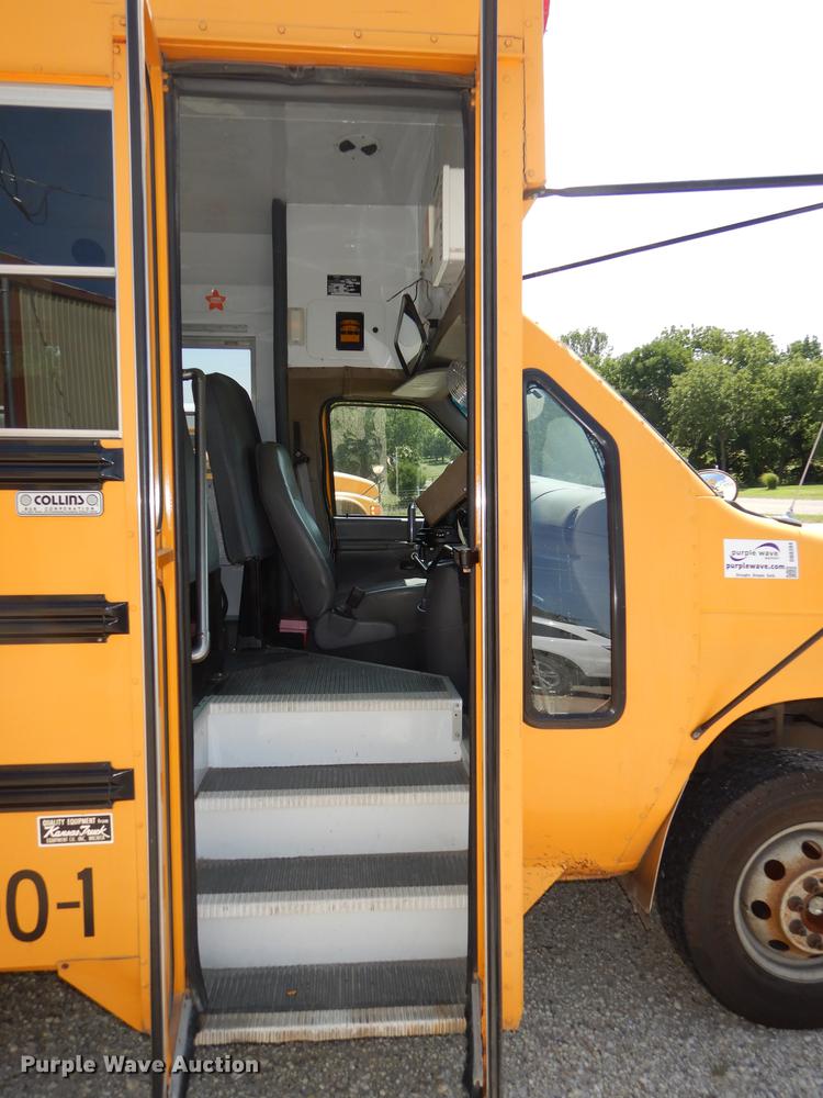 image for item DB8394 2000 Ford Econoline E450 Super Duty Collins school bus