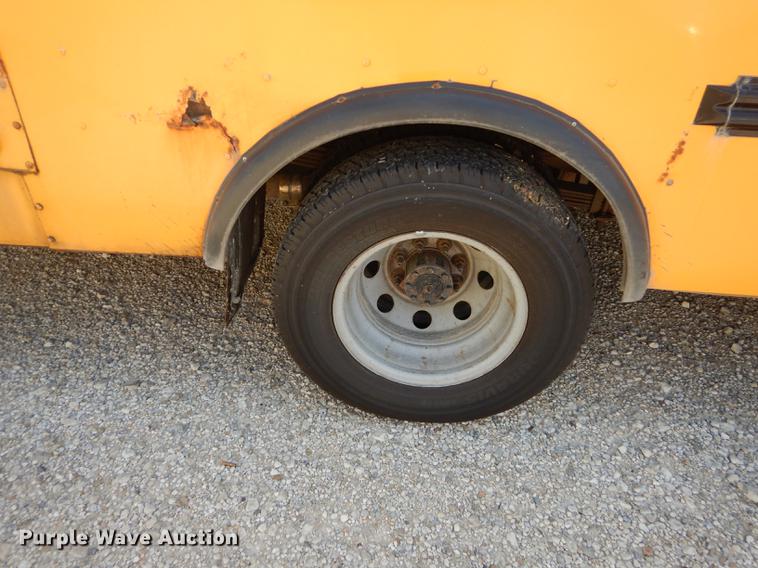 image for item DB8394 2000 Ford Econoline E450 Super Duty Collins school bus