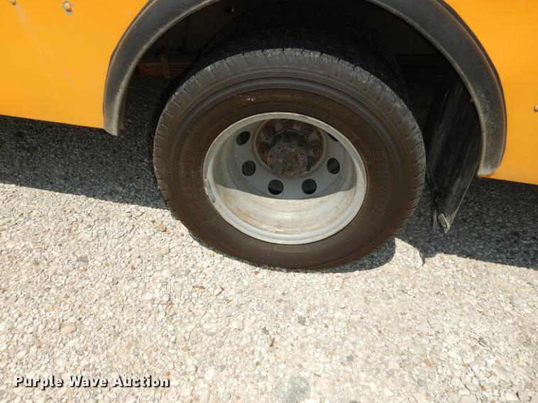 image for item DB8394 2000 Ford Econoline E450 Super Duty Collins school bus