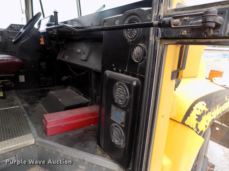 image for item DB9194 2000 Chevrolet B7 Bluebird school bus