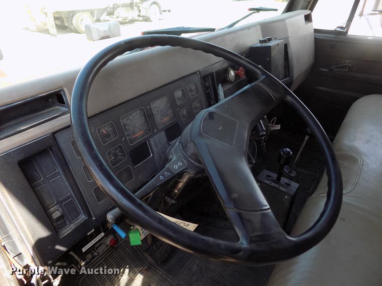 image for item DB9201 1992 International 4700 dump truck