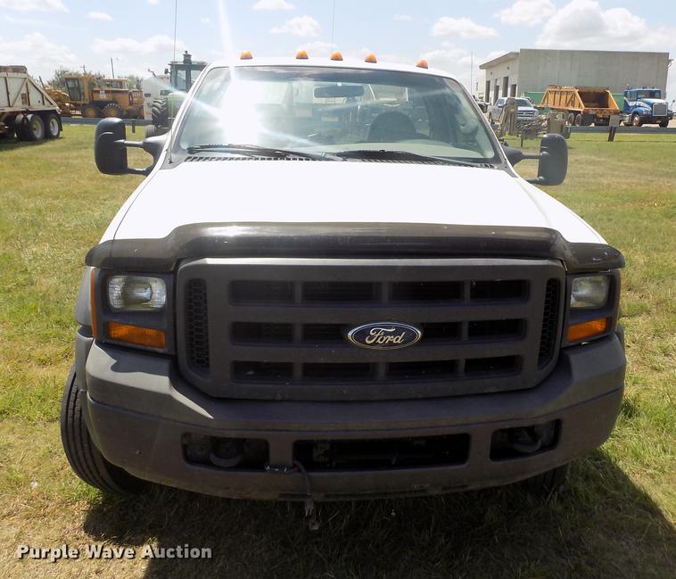 image for item DB9240 2005 Ford F450 Super Duty truck cab and chassis