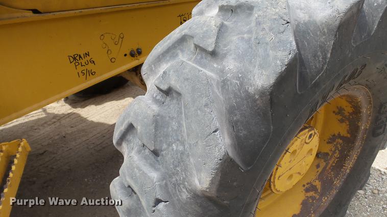 image for item DD7273 1997 John Deere 310SE backhoe