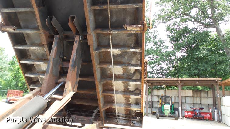 image for item DD7282 2009 GMC C7500 dump truck