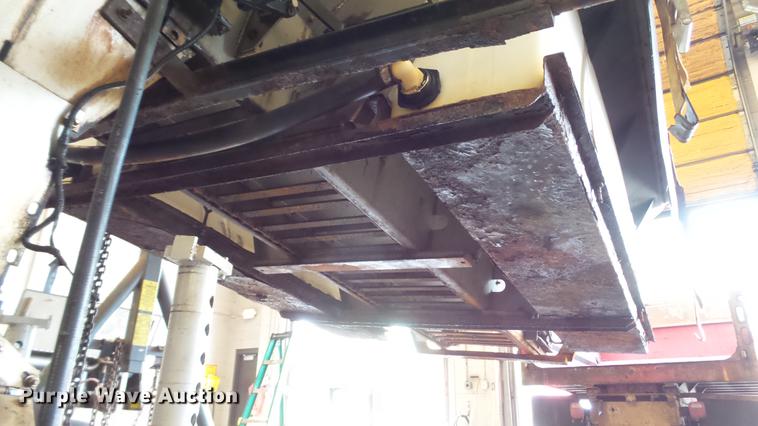 image for item DD7282 2009 GMC C7500 dump truck