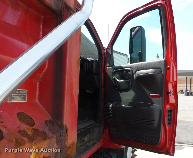 image for item DD7282 2009 GMC C7500 dump truck