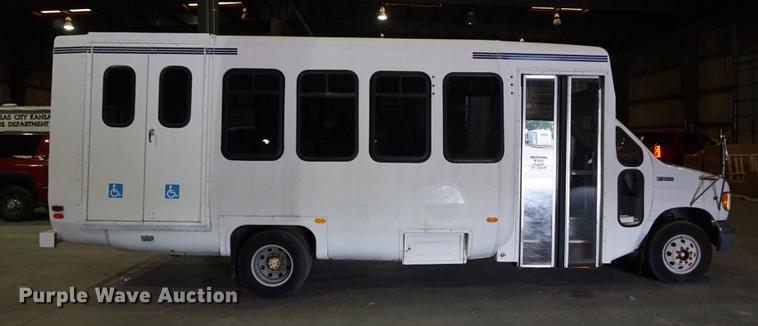 image for item DD7836 1998 Ford Econoline E450 Super Duty bus