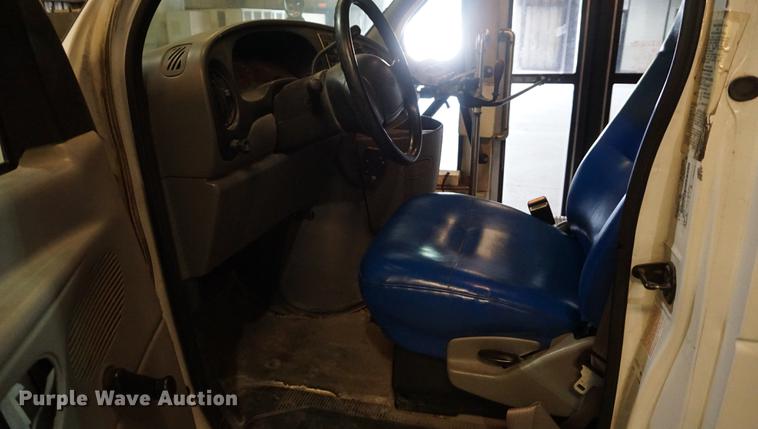 image for item DD7836 1998 Ford Econoline E450 Super Duty bus