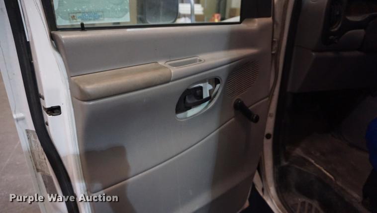 image for item DD7836 1998 Ford Econoline E450 Super Duty bus