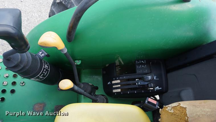 image for item DD7863 2008 John Deere 5325 tractor