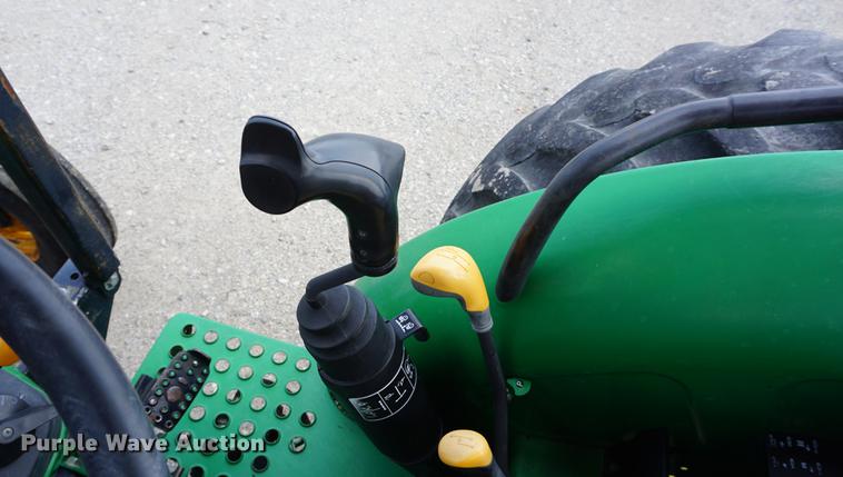 image for item DD7863 2008 John Deere 5325 tractor