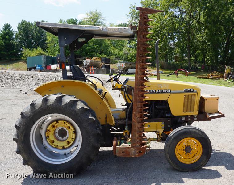 image for item DD7864 1999 John Deere 5210 tractor