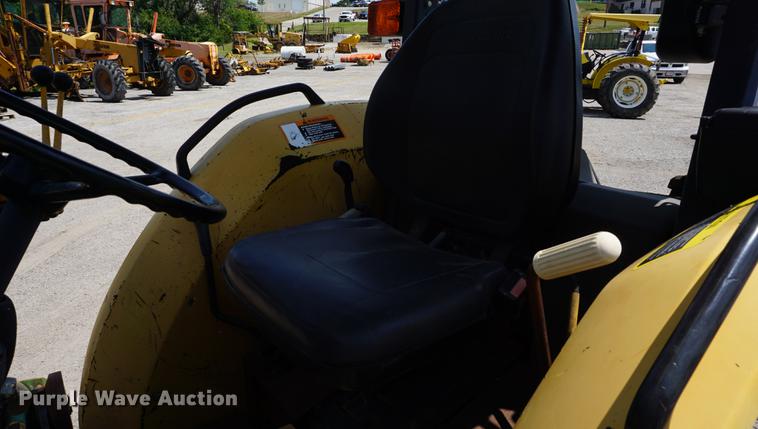 image for item DD7864 1999 John Deere 5210 tractor