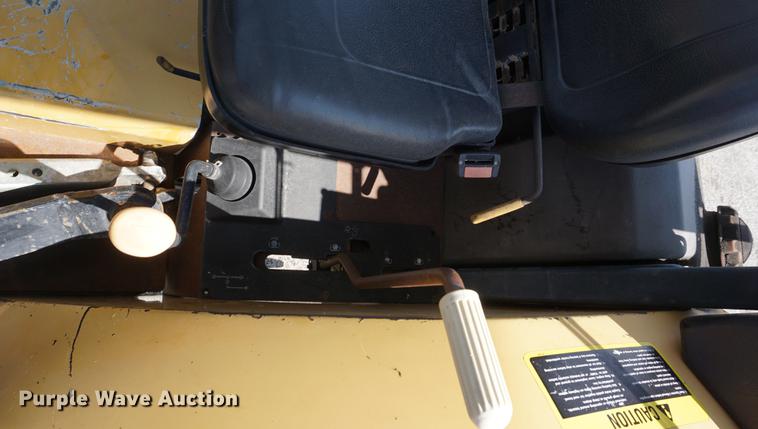 image for item DD7864 1999 John Deere 5210 tractor