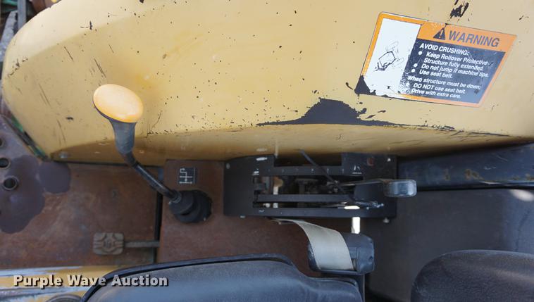 image for item DD7864 1999 John Deere 5210 tractor