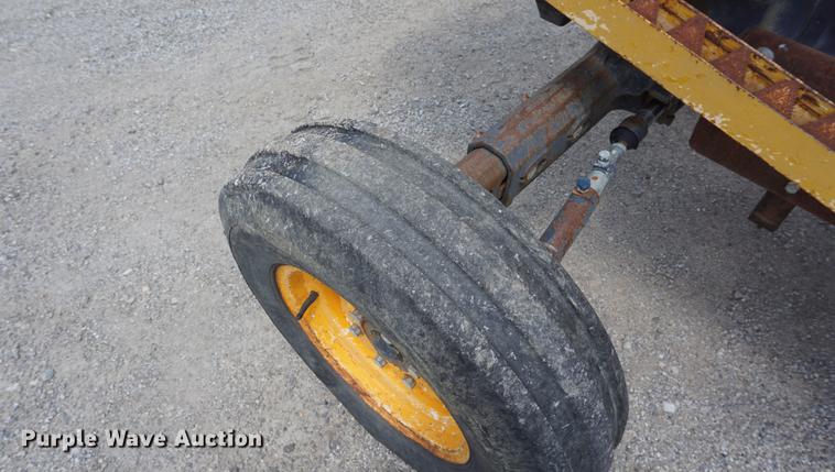 image for item DD7864 1999 John Deere 5210 tractor