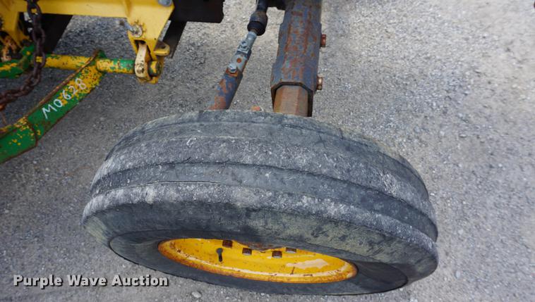 image for item DD7864 1999 John Deere 5210 tractor