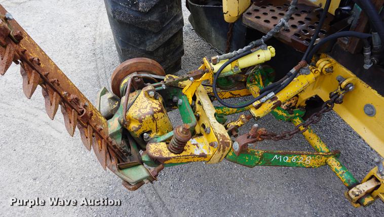 image for item DD7864 1999 John Deere 5210 tractor