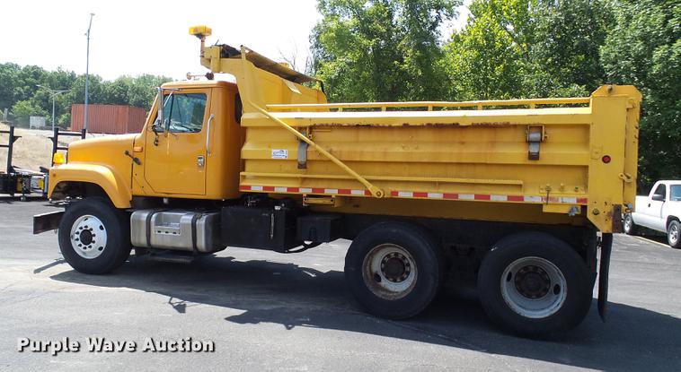 image for item DD8659 2002 International 2554 dump truck