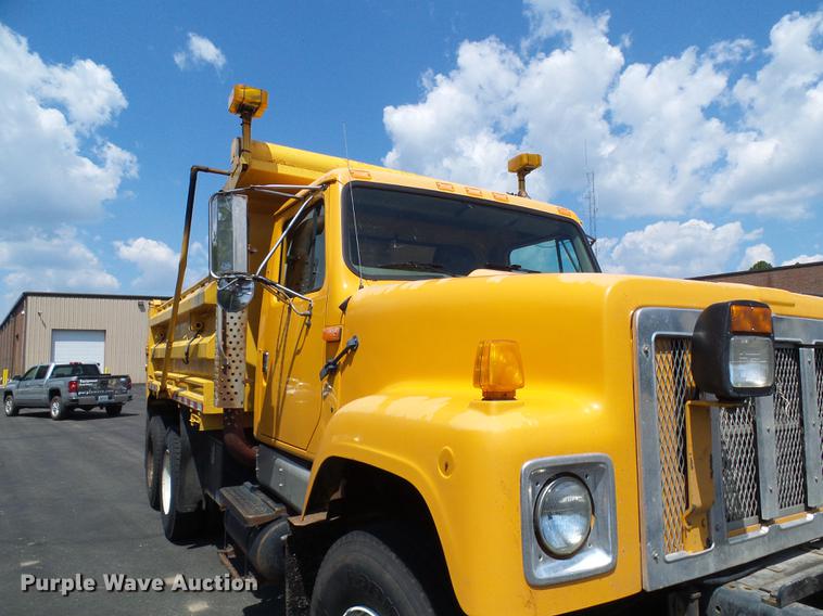 image for item DD8659 2002 International 2554 dump truck