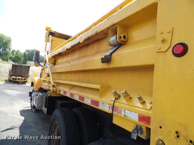 image for item DD8659 2002 International 2554 dump truck