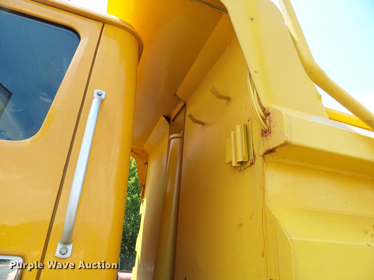 image for item DD8659 2002 International 2554 dump truck