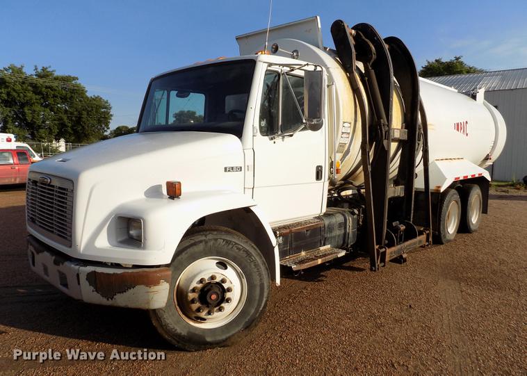 image for item DD8877 2003 Freightliner FL80 refuse truck