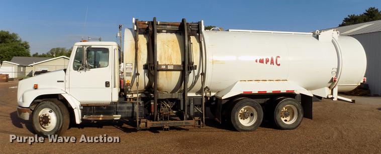 image for item DD8877 2003 Freightliner FL80 refuse truck