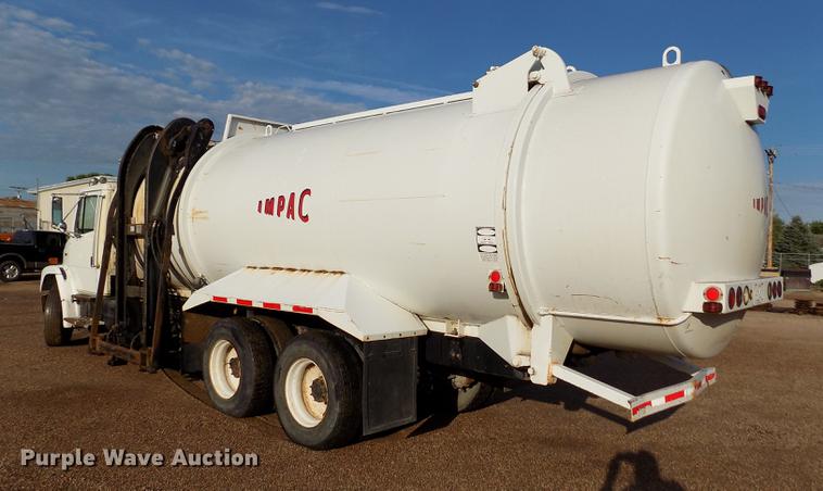 image for item DD8877 2003 Freightliner FL80 refuse truck