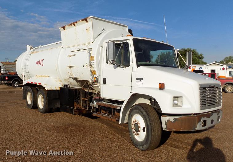 image for item DD8877 2003 Freightliner FL80 refuse truck