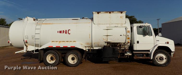 image for item DD8877 2003 Freightliner FL80 refuse truck