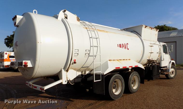 image for item DD8877 2003 Freightliner FL80 refuse truck
