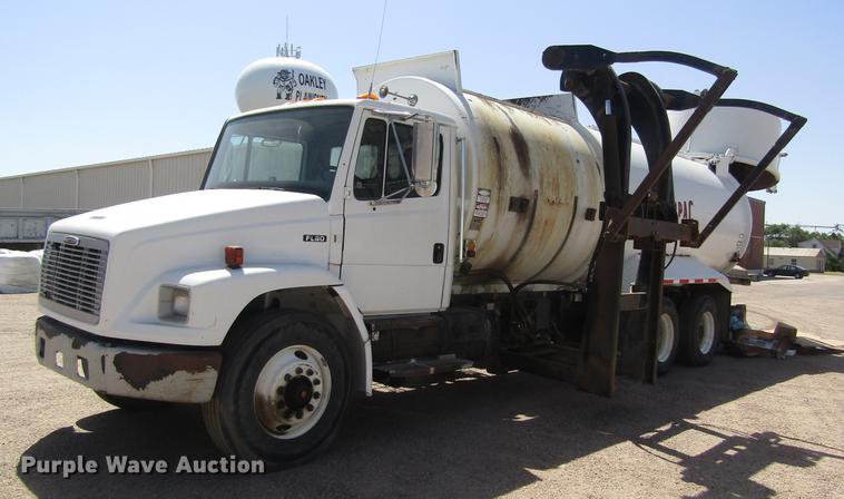 image for item DD8877 2003 Freightliner FL80 refuse truck