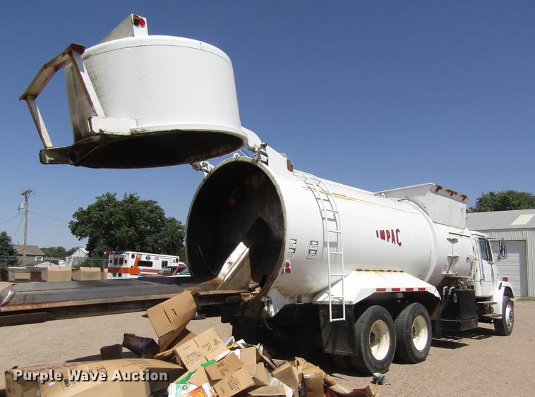 image for item DD8877 2003 Freightliner FL80 refuse truck