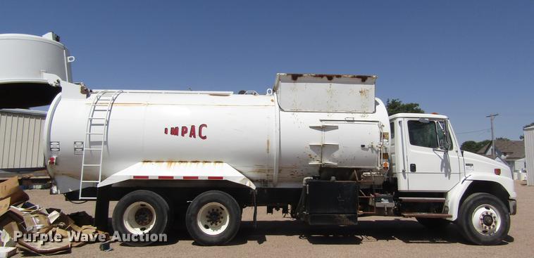 image for item DD8877 2003 Freightliner FL80 refuse truck