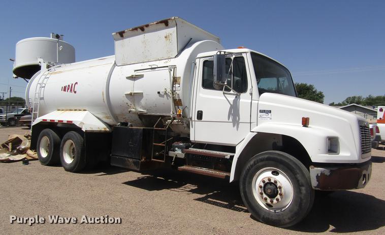 image for item DD8877 2003 Freightliner FL80 refuse truck