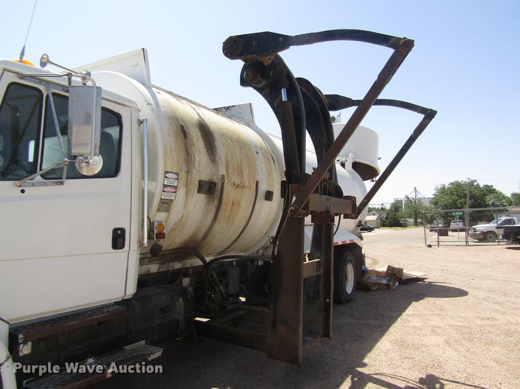 image for item DD8877 2003 Freightliner FL80 refuse truck