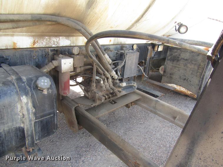 image for item DD8877 2003 Freightliner FL80 refuse truck