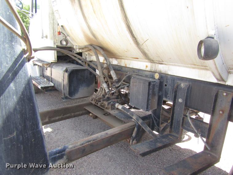 image for item DD8877 2003 Freightliner FL80 refuse truck