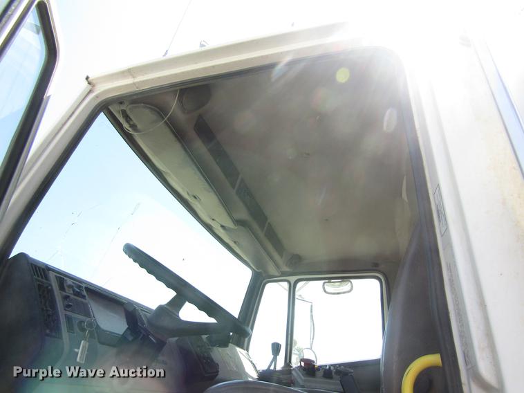 image for item DD8877 2003 Freightliner FL80 refuse truck