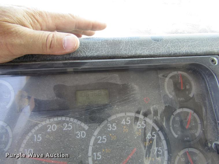 image for item DD8877 2003 Freightliner FL80 refuse truck