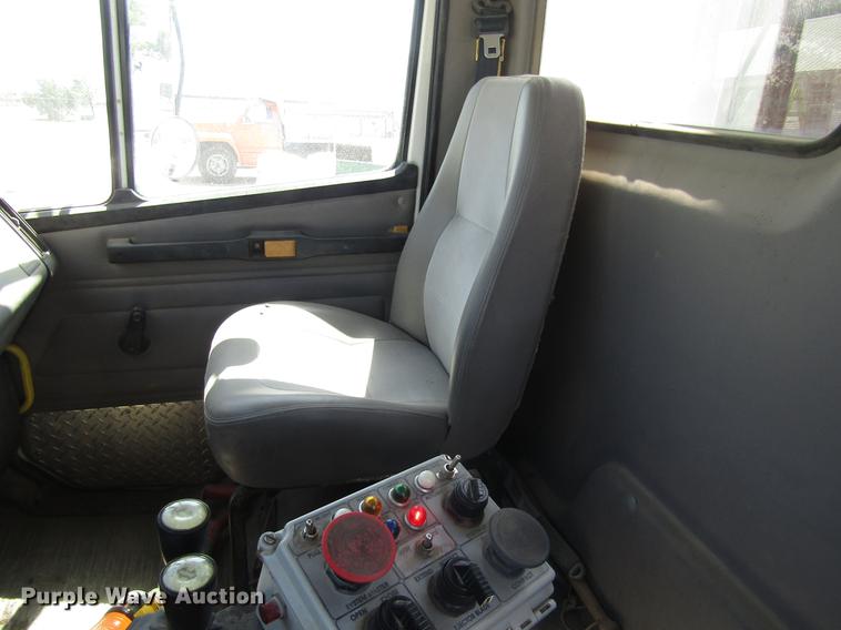 image for item DD8877 2003 Freightliner FL80 refuse truck